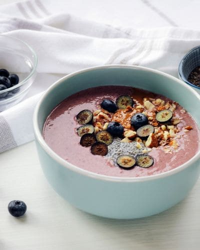 Smoothie bowl aux fruits rouges et graines de chia