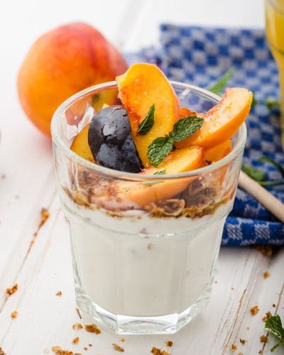 Salade de fruits d'été avec yaourt grec