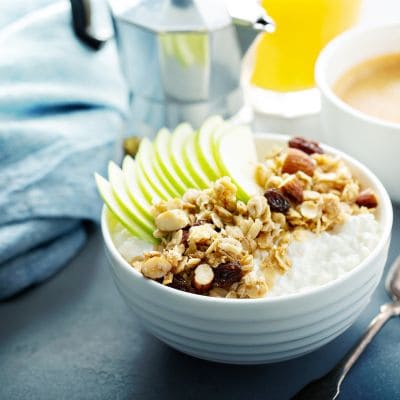 Bol de fromage blanc protéiné et granola