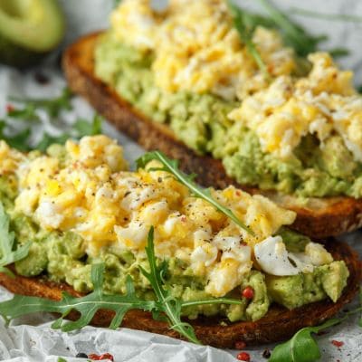 Œufs brouillés sur toast à l'avocat