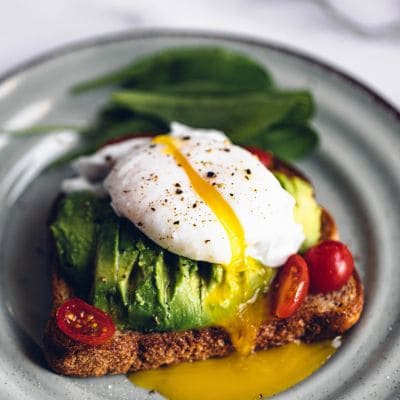 Tartine Avocat, Œuf Poché et Tomates Cerises